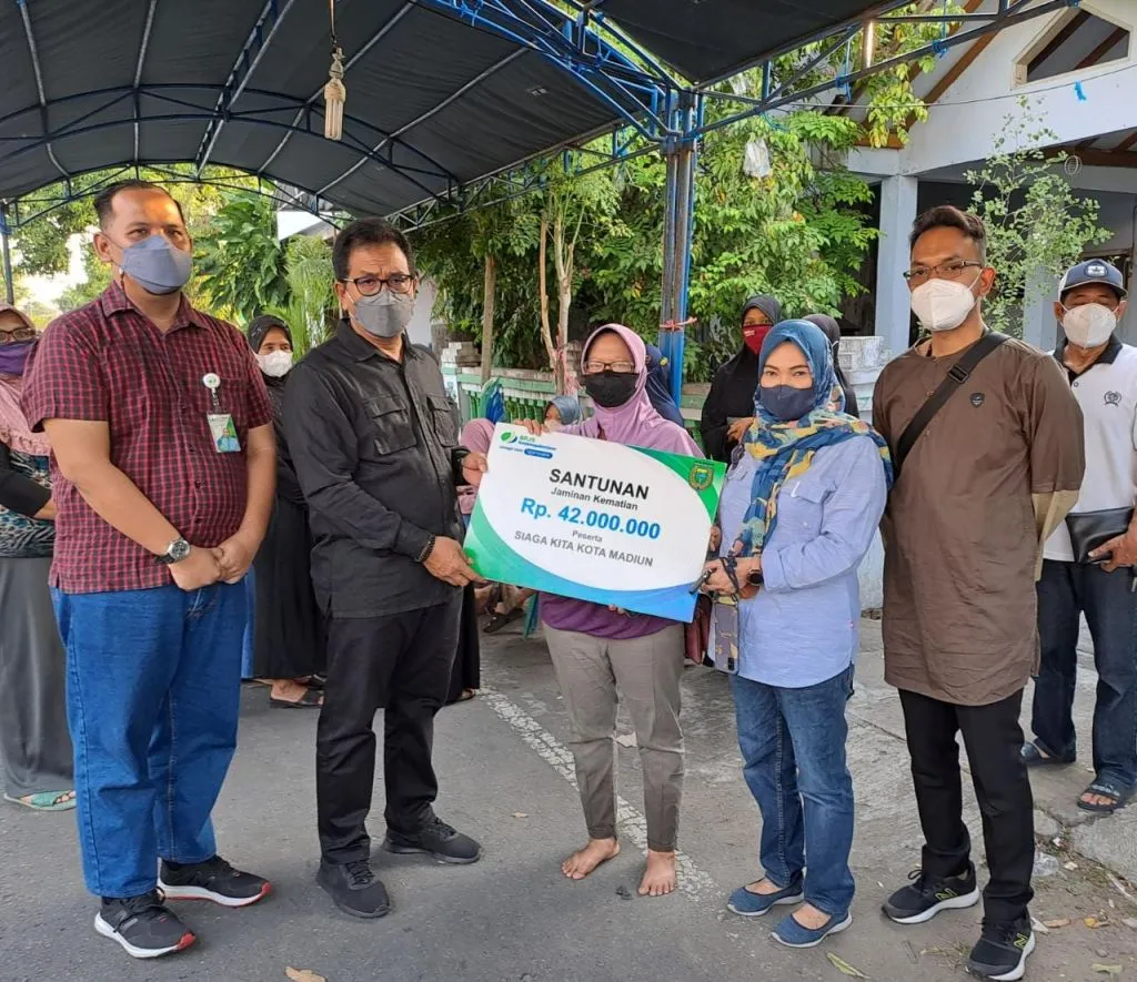 Wali Kota Madiun Drs H Maidi SH MM M.MPd saat menyerahkan santunan JKM kepada ahli waris Alm Danang Sukaryanto di kediamannya, di Jalan Tanjung Manis, Kota Madiun.