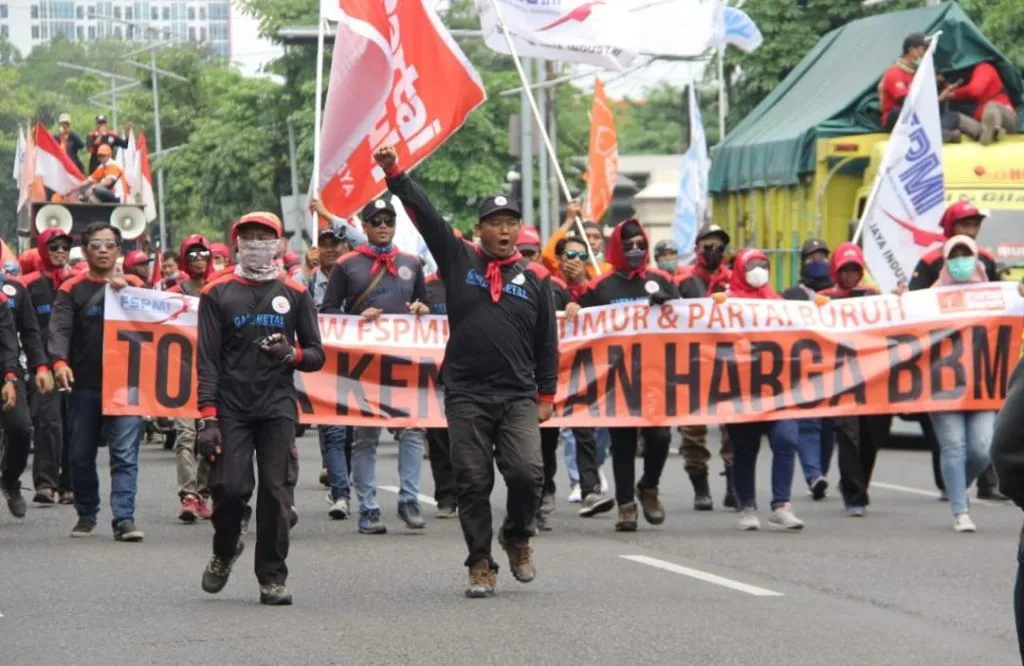 BBM Naik, Buruh Gelar Aksi Long March Menuju Kantor Gubernur Jatim