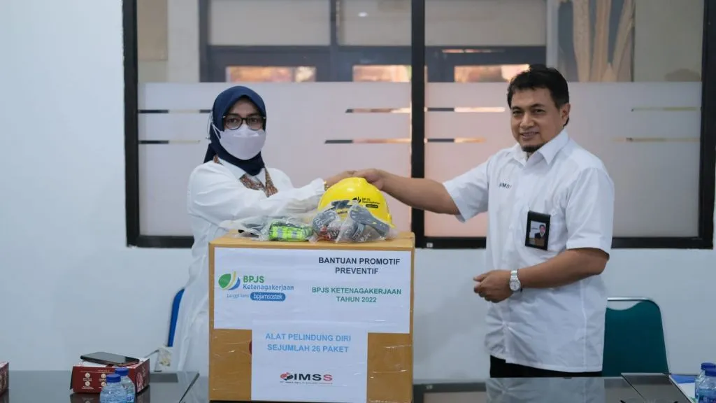 Kepala BPJAMSOSTEK Madiun Zakiah serahkan bantuan APD kepada PT Inka Multi Solusi Service dalam kegiatan promotif preventif.
