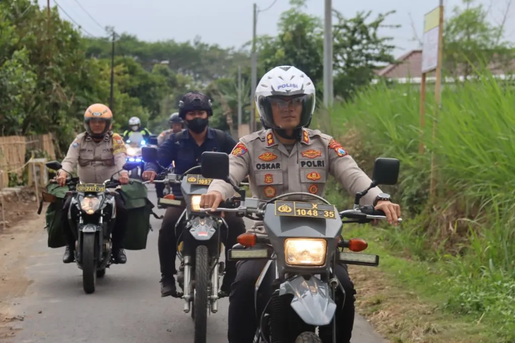Dampak kenaikan BBM, Kapolres Batu Naiki Trail Sambang Desa