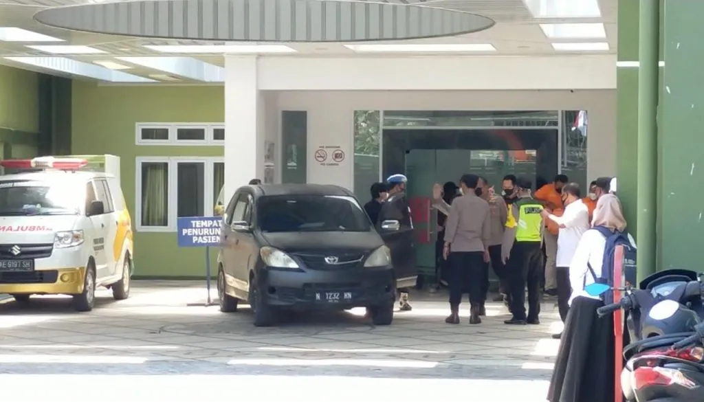 Proses rekontruksi yang dilakukan dua tersangka penganiayaan MFA dan IH di IGD RS Asyfien Gontor dijaga ketat polisi.