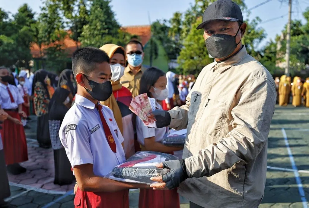 Tekan Inflasi Dampak BBM Naik, Walikota Madiun Bagikan Seragam dan Ongkos Jahit