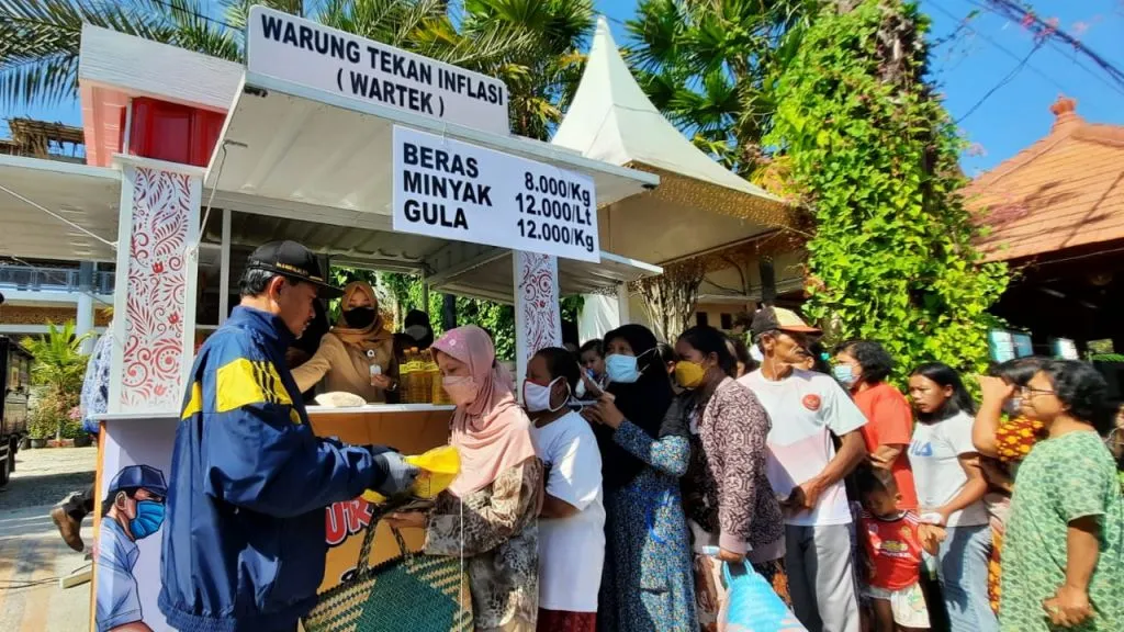 Salah satu upaya Pemkot Madiun menekan inflasi dengan membuka Wartek yang menjual kebutuhan pokok dengan harga murah.