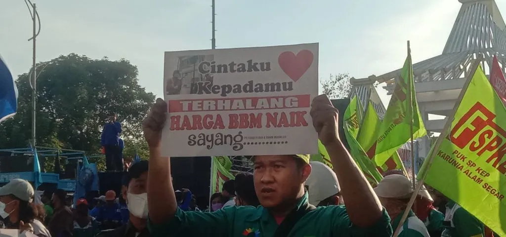 Tak Hanya Tolak Kenaikan BBM, Buruh Tuntut Kenaikan Upah