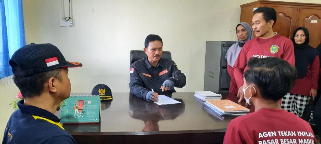 Walikota Madiun, Maidi saat menemui para pedagang di kantornya yang berada di lantai II PBM.