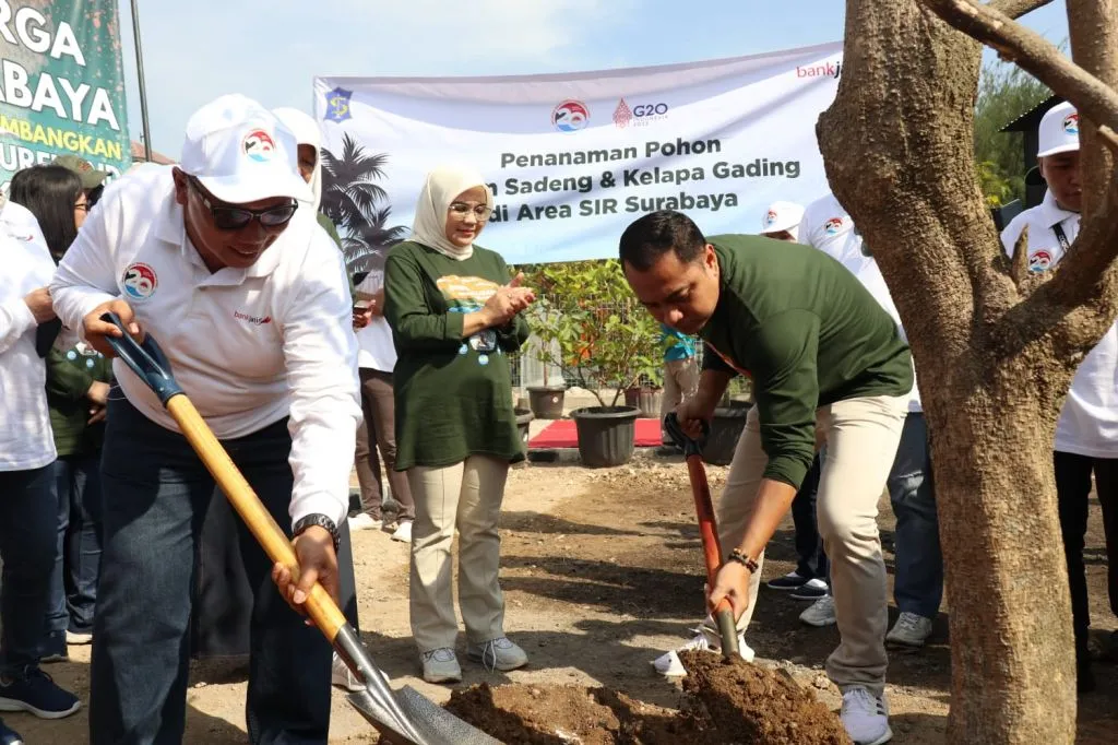 Peringati 2 Dekade GN APUPPT, Bank Jatim Tanam Pohon Bersama Pemkot