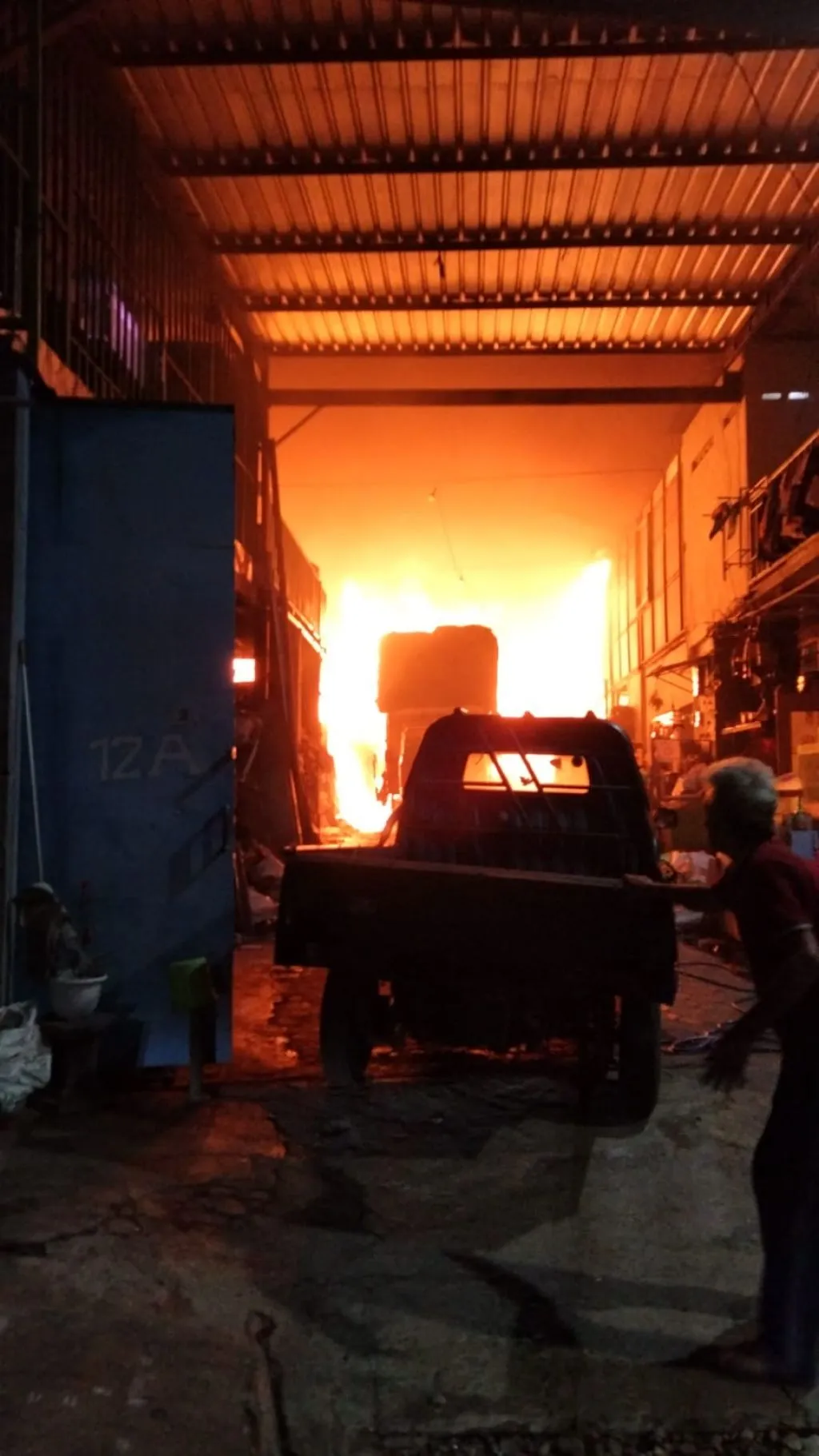 Gudang Rosok di Kota Madiun Terbakar