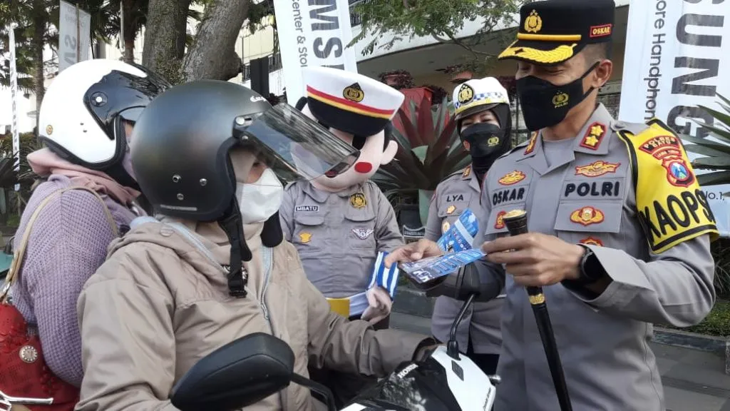 Kapolres Batu Pimpin Sosialisasi Tertib Lalu Lintas di Depan Batos