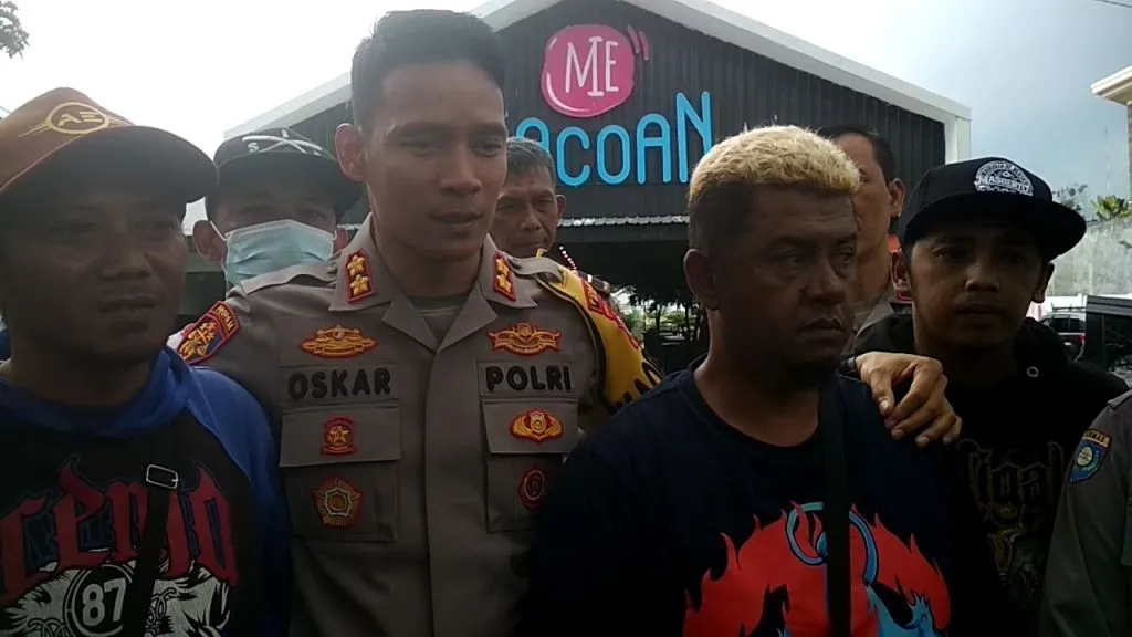 Kapolres Batu Akrab bareng Aremania dan Aremanita