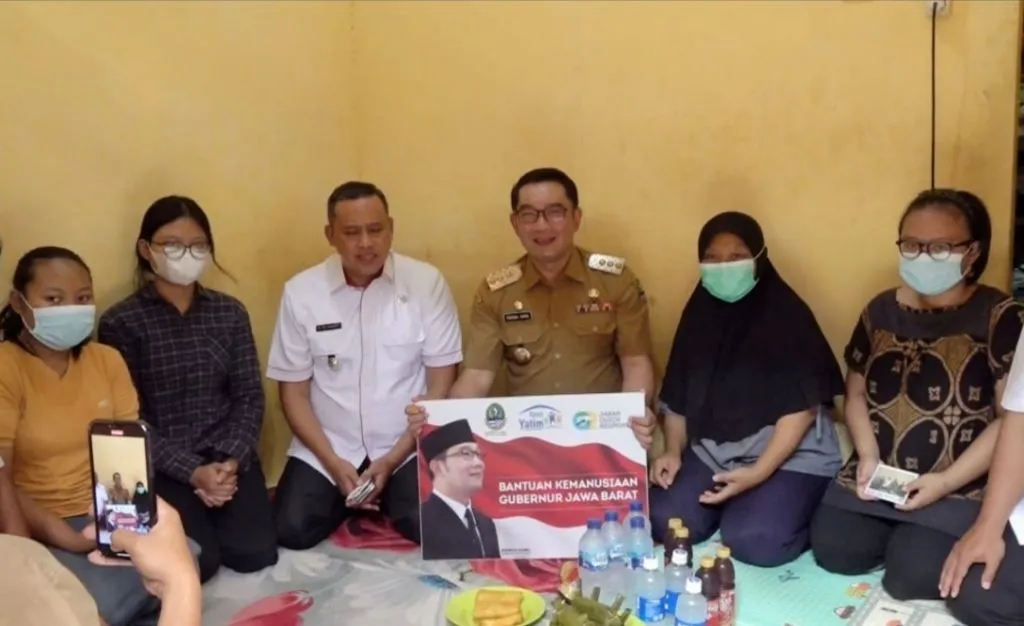 Ridwan Kamil Bantu Anak Yatim di Bekasi