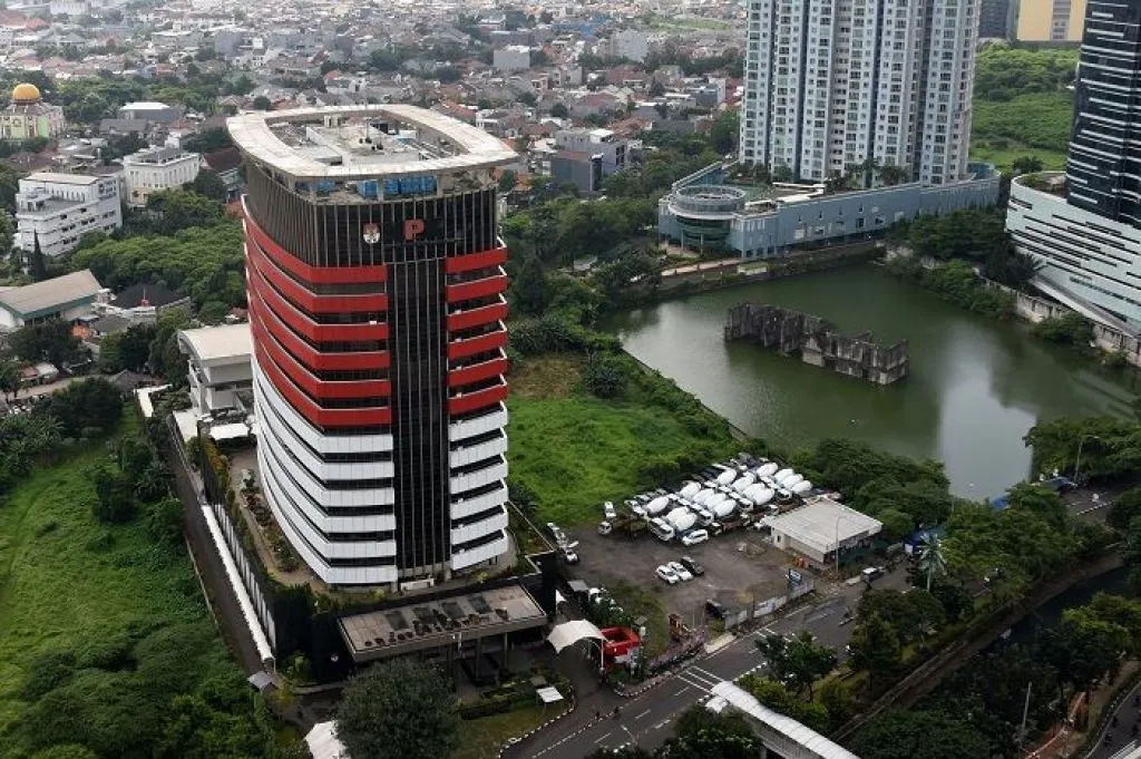 Barang Bukti dan Oknum MA yang Di-OTT KPK Dibawa Ke Gedung Merah Putih