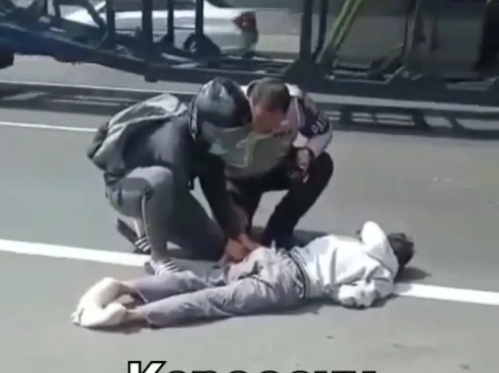 Kondisi korban saat jatuh dan akan dievakuasi petugas.
