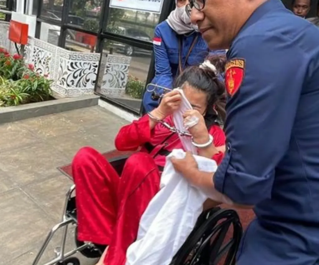 Ditahan Kejagung, Hasnaeni 'Wanita Emas' Menangis Histeris