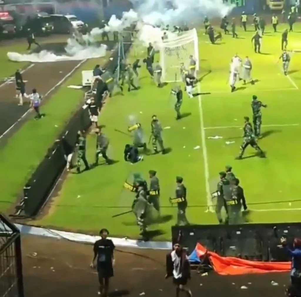 Penggunaan Gas Air Mata di Stadion Dilarang FIFA, IPW: Copot dan Pidanakan