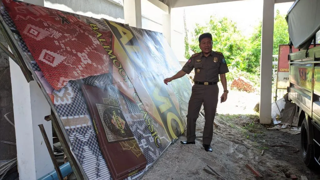 Ganggu Pendestrian, Satpol-PP Ponorogo Tertibkan Papan Reklame