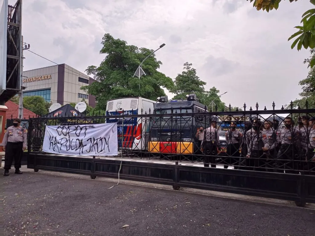 Buntut Tragedi Kanjuruhan, Desakan Copot Kapolda Jatim Menggaung di Surabaya