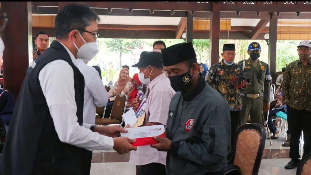Bank Jatim Kembali Beri Santunan Keluarga Korban Kanjuruhan