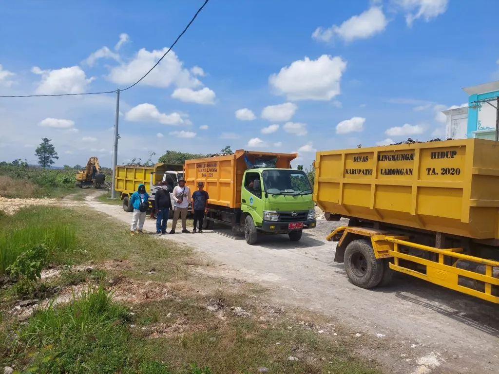 Puluhan Ton Sampah Diangkut dari Dalam Kali