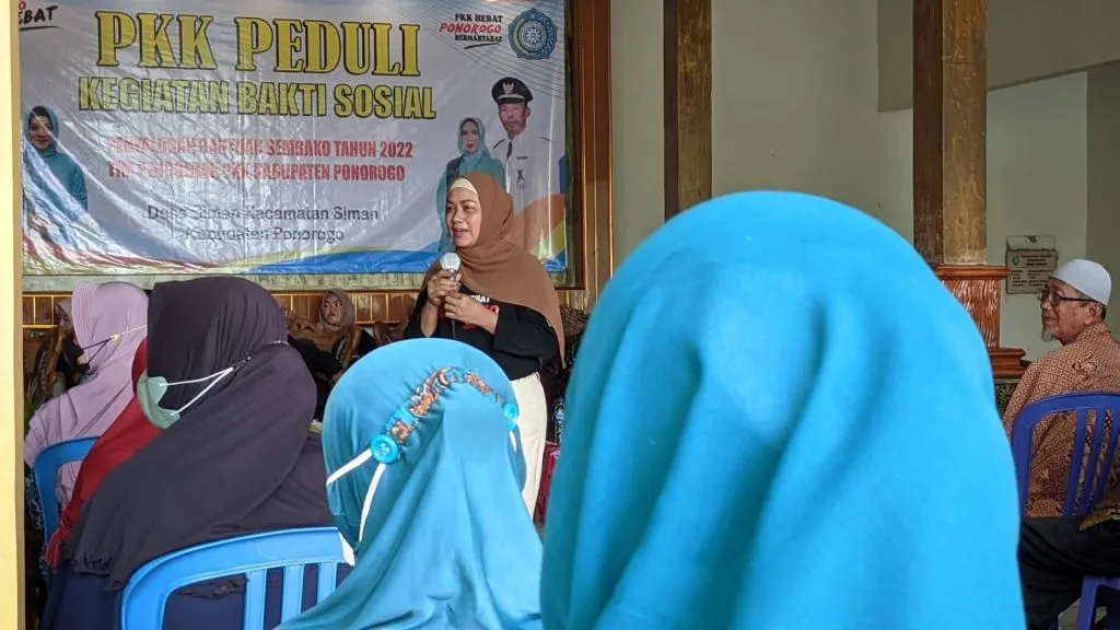 Sambangi Desa, Ketua Tim Penggerak PKK Ponorogo Bagi-Bagi Sembako