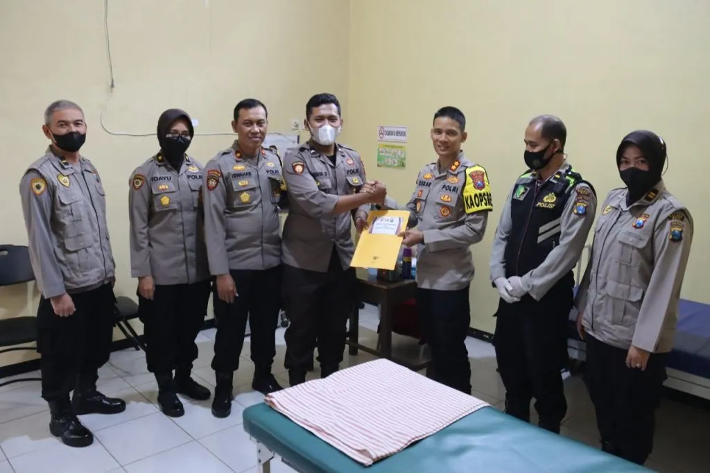 Kapolres Batu Sambangi Anggotanya di Ruang Dokkes