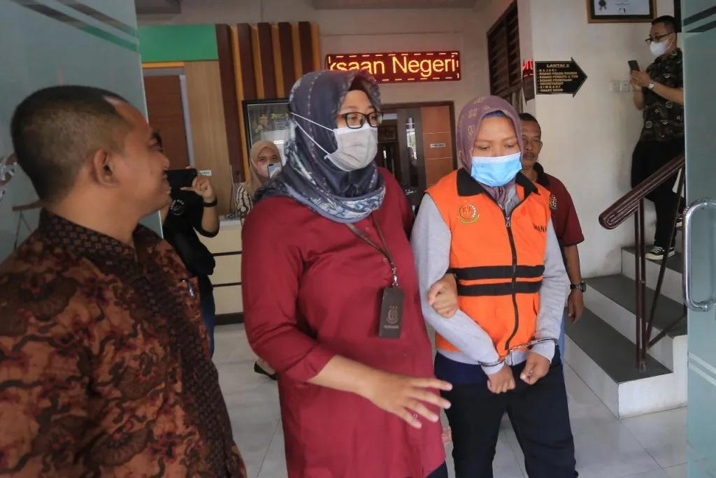 Kejaksaan Negeri (Kejari) Kota Madiun melakukan penahanan terhadap Dewi Rahmawati (40) mantan karyawan PT Pos Indonesia (Persero) kantor cabang utama Madiun, Jumat (14/10/2022).