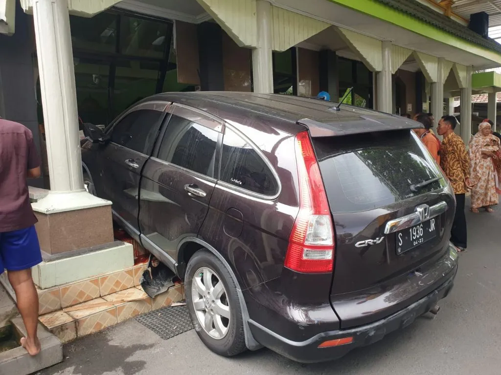 Mobil Tabrak Mushola, Seorang ASN Pemkab Lamongan Meninggal Dunia