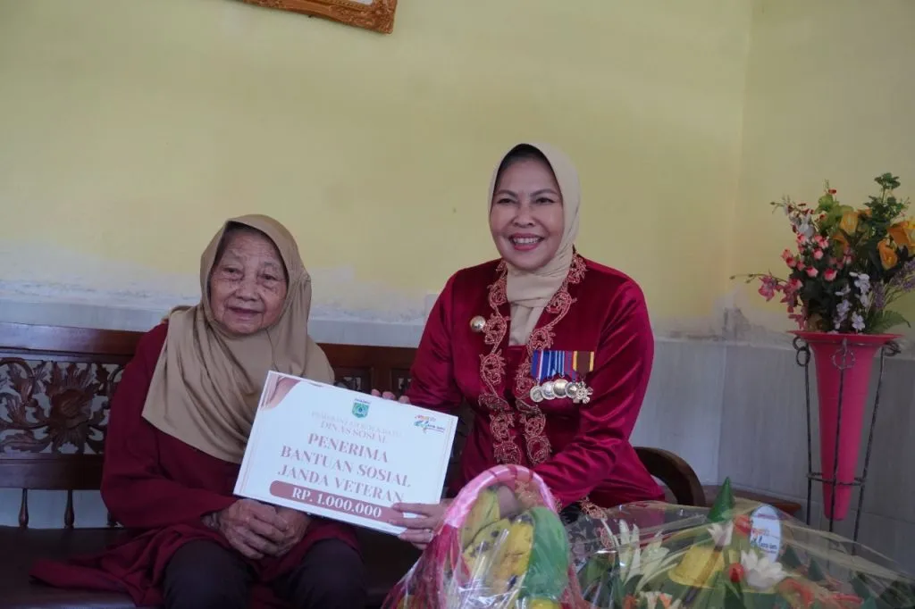 Wali Kota Batu Kunjungi Para Veteran, Berikan Bantuan Sosial