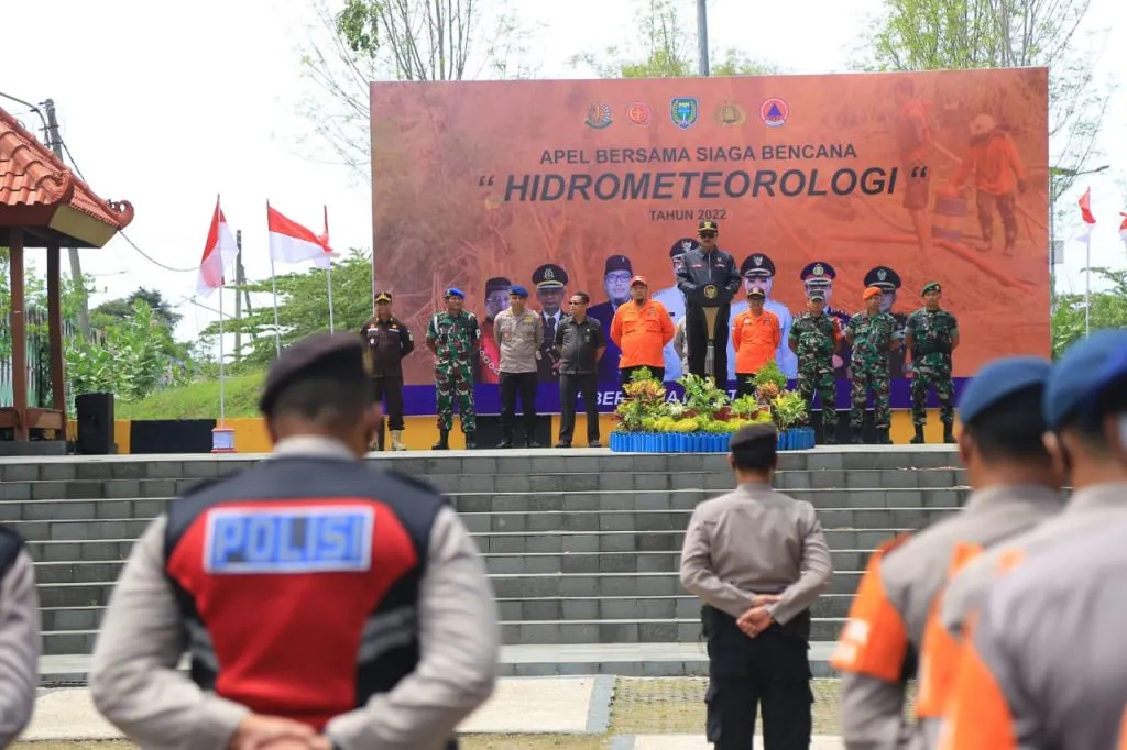 Badan Penanggulangan Bencana Daerah (BPBD) Kota Madiun mengelar apel bersama siaga bencana hidrometeorologi di Taman Lalu Lintas Bantaran Madiun, Selasa (18/10/2022).
