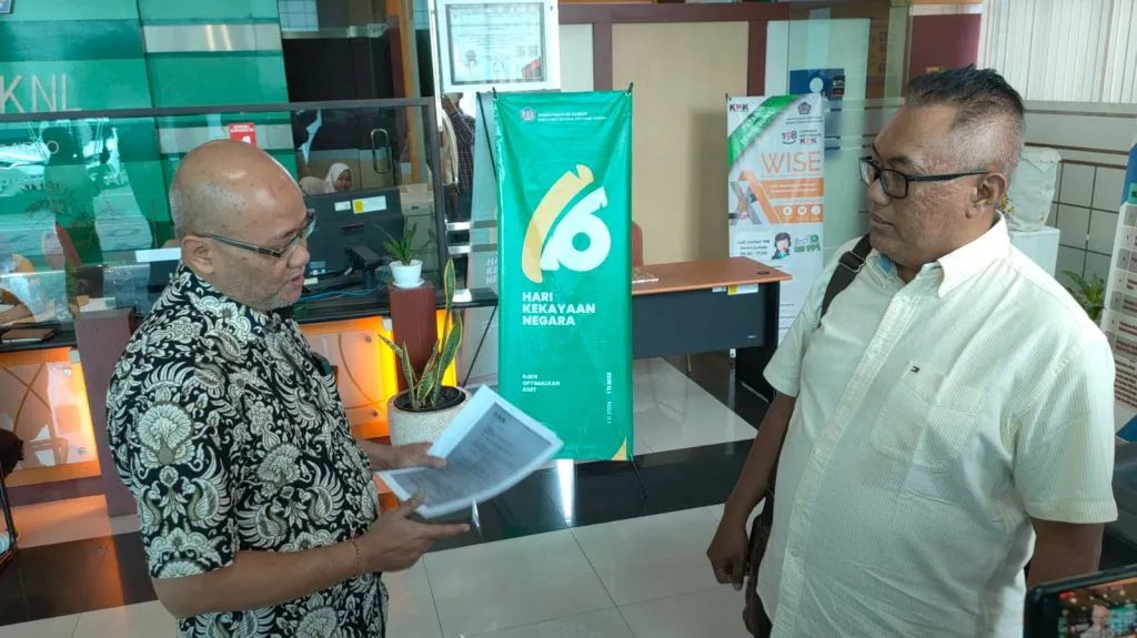 Oky saat mendatangi kantor KPKNL Sidoarjo.