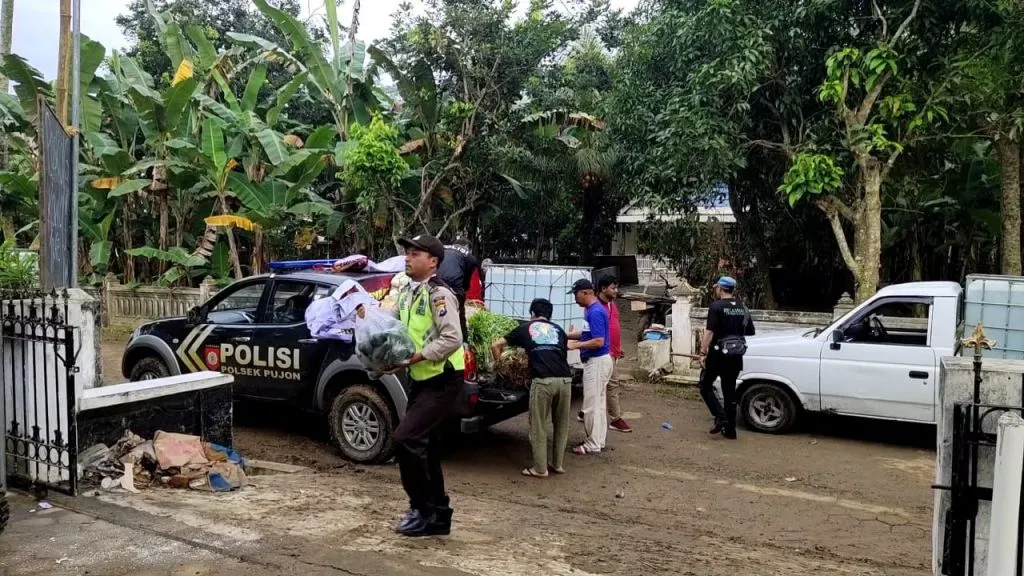 Polres Batu Kolaborasi bersama Warga Pujon Distribusikan Bansos