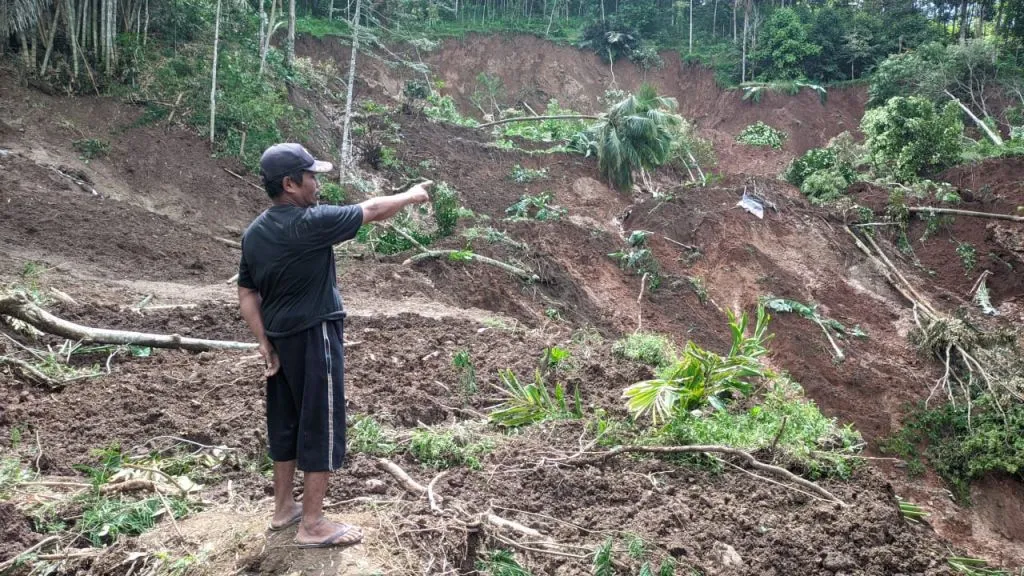 Disapu Longsor, Jalur Wisata Telaga Ngebel Ponorogo Via Delopo Putus Ratusan Meter