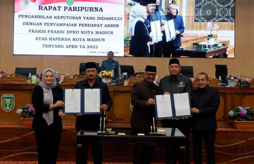 Walikota Madiun, Maidi didampingi Wakilnya bersama unsur pimpinan DPRD usai menyepakati Raperda APBD 2023.
