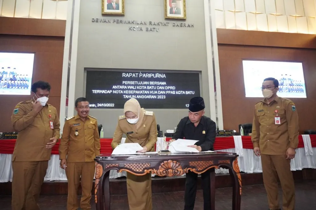 Walikota Batu bersama Ketua DPRD Kota Batu Teken MoU KUA PPAS Tahun 2023