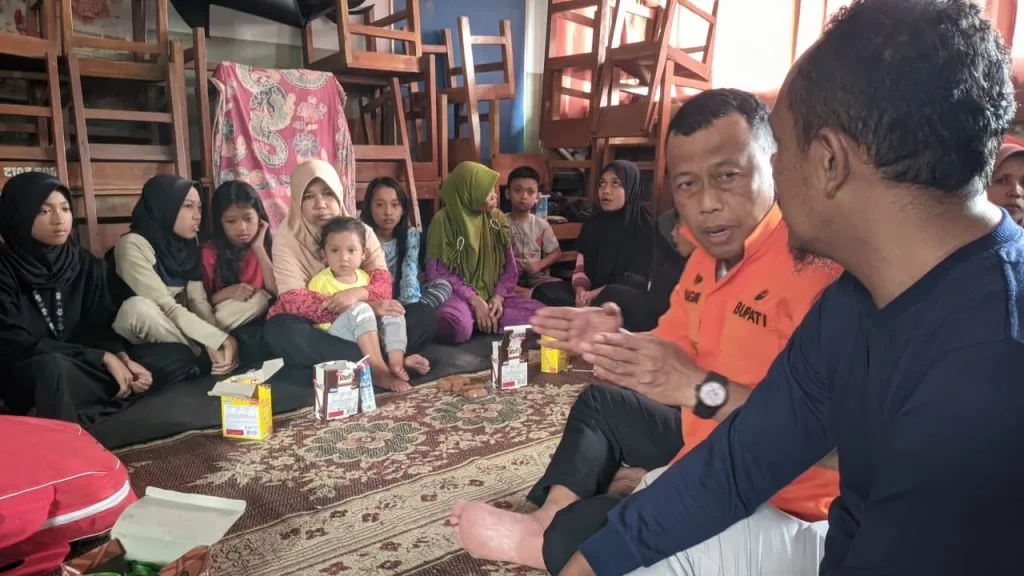 Sambangi 260 Warga Talun di Pengungsian, Bupati Ponorogo Bakal Relokasi Hunian