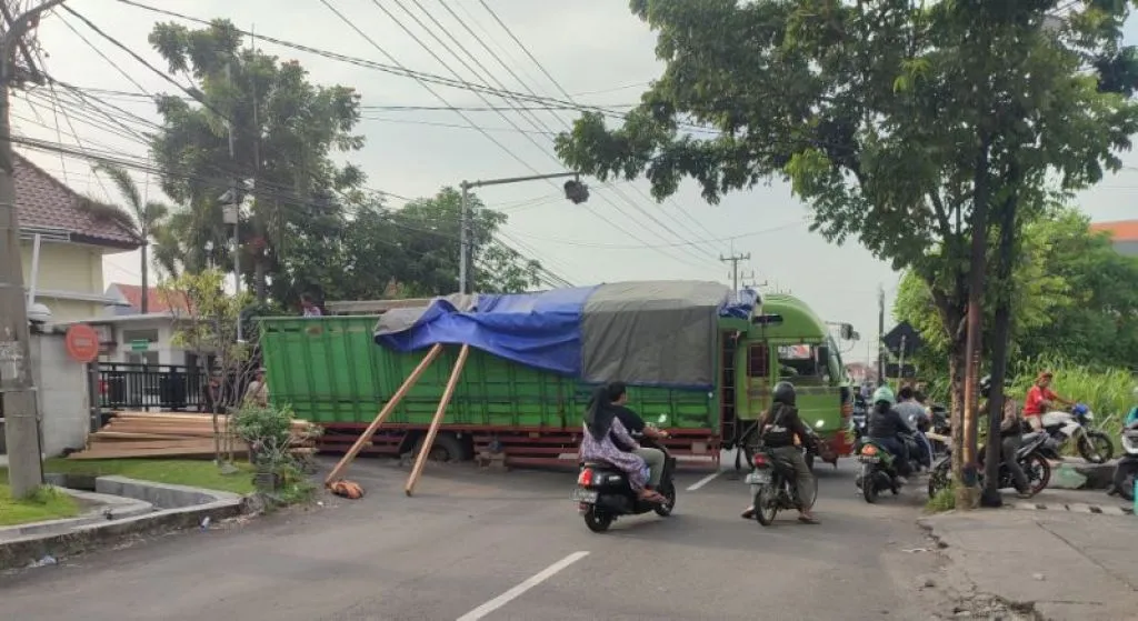 Truk Amblas, Melintang di Tengah Jalan Raya Kendung, Depan RS BDH Surabaya