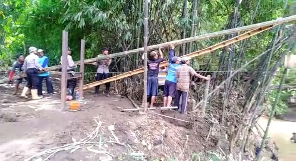 Hanyut Diterjang Banjir, Warga Ponorogo Ini Bangun Jembatan Darurat