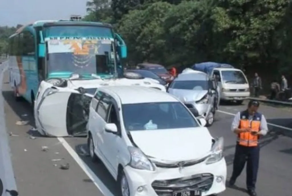 Tabrakan Beruntun Melibatkan Empat Kendaraan di KM 55 Tol Cikampek Arah Jakarta