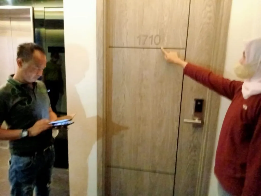 Polisi saat mendatangi hotel tempat pembuatan video Kebaya Merah 
