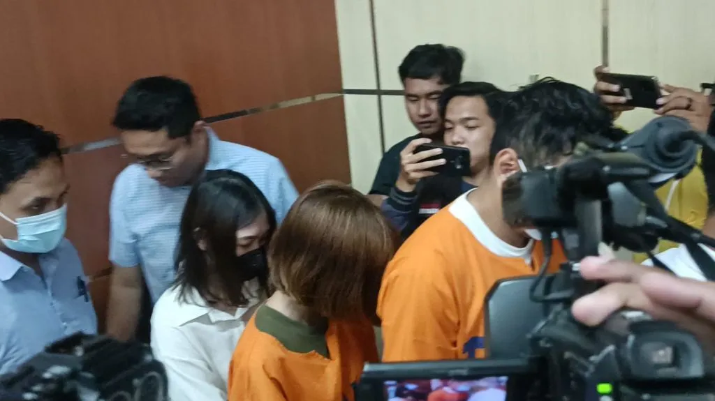 AH dan ACS pemeran video mesum kebaya merah saat dirillis Polda Jatim.