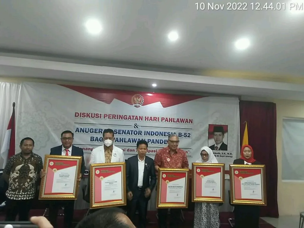 Abdul Kholik Serahkan Penghargaan Anugerah Senator Indonesia B-52