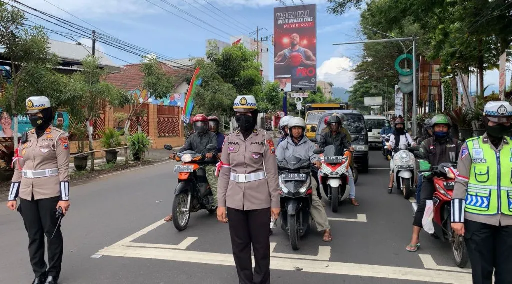 Kasat Lantas Polres Batu Pimpin Heningkan Cipta pada Pengguna Jalan di Depan Batos