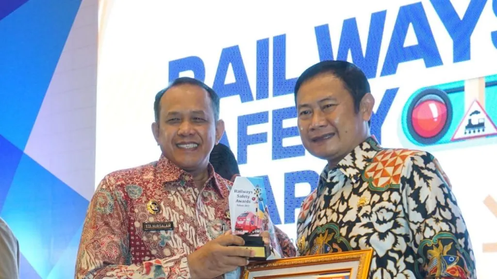 Pemkab Lamongan Terima Railways Safety Awards dari Kemenhub