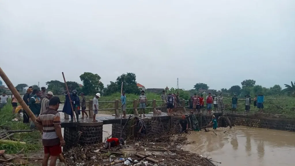 Bendungan Tertutup Sampah, Tenggelamkan Pemukiman Warga