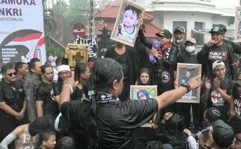 Meski Diguyur Hujan Lebat, Wali Kota Malang Temui Ribuan Aremania