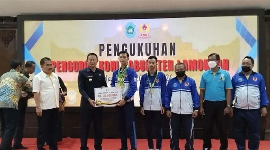 Para Atlet Terima Bonus di Pengukuhan Pengurus KONI Lamongan