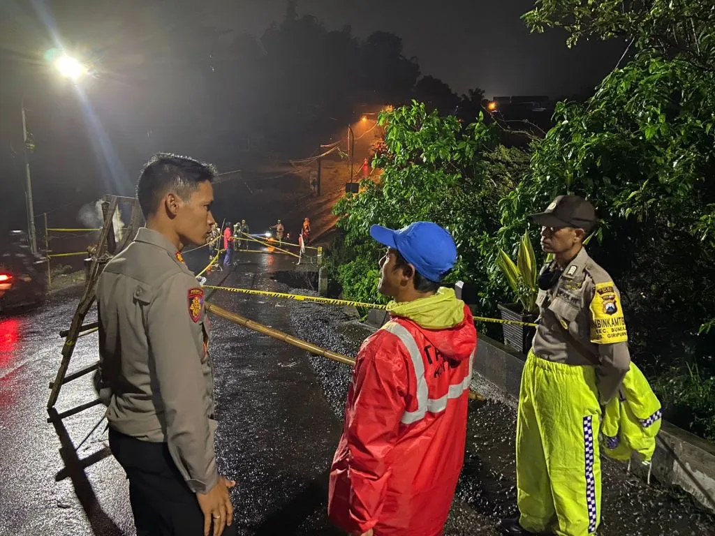 Tengah Malam, Kapolres Batu Cek Lokasi Tanah Ambrol Akibat Hujan Deras di Desa Giripurno