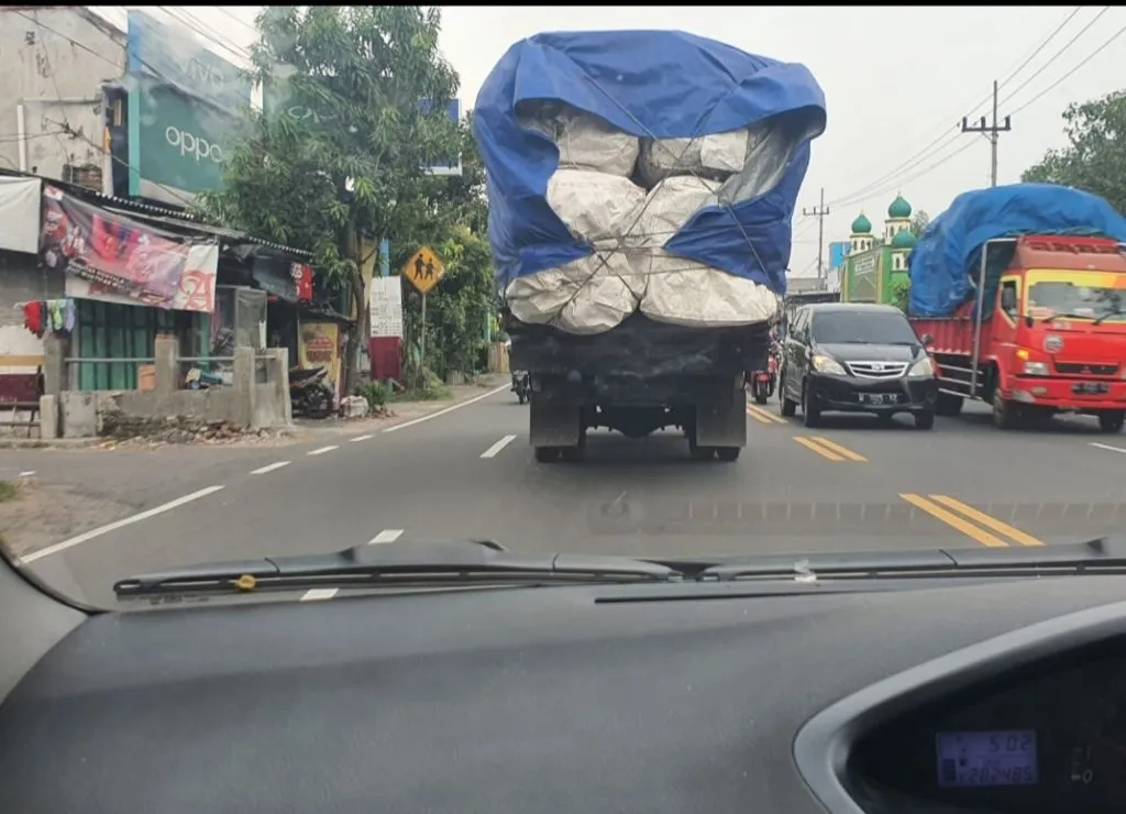 truk pengangkut limbah yang keluar dari PT Cellindo Sigma Perkasa