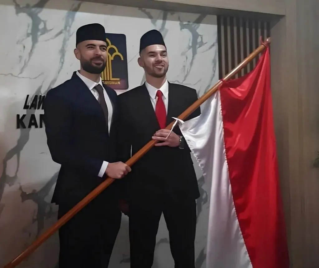 Disumpah Jadi WNI, Jordi Amat dan Sandy Walsh Pakai Jas dan Peci
