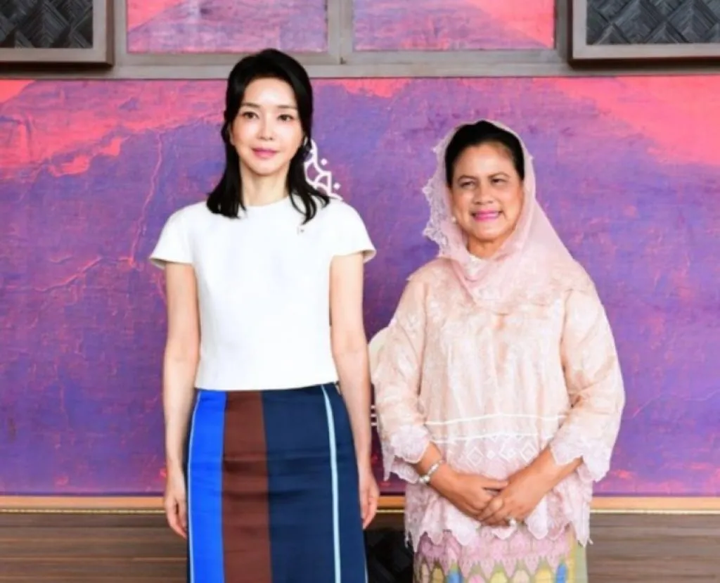Foto bareng Ibu Negara Korsel, Iriana Jokowi Dituding Mirip Pembantu