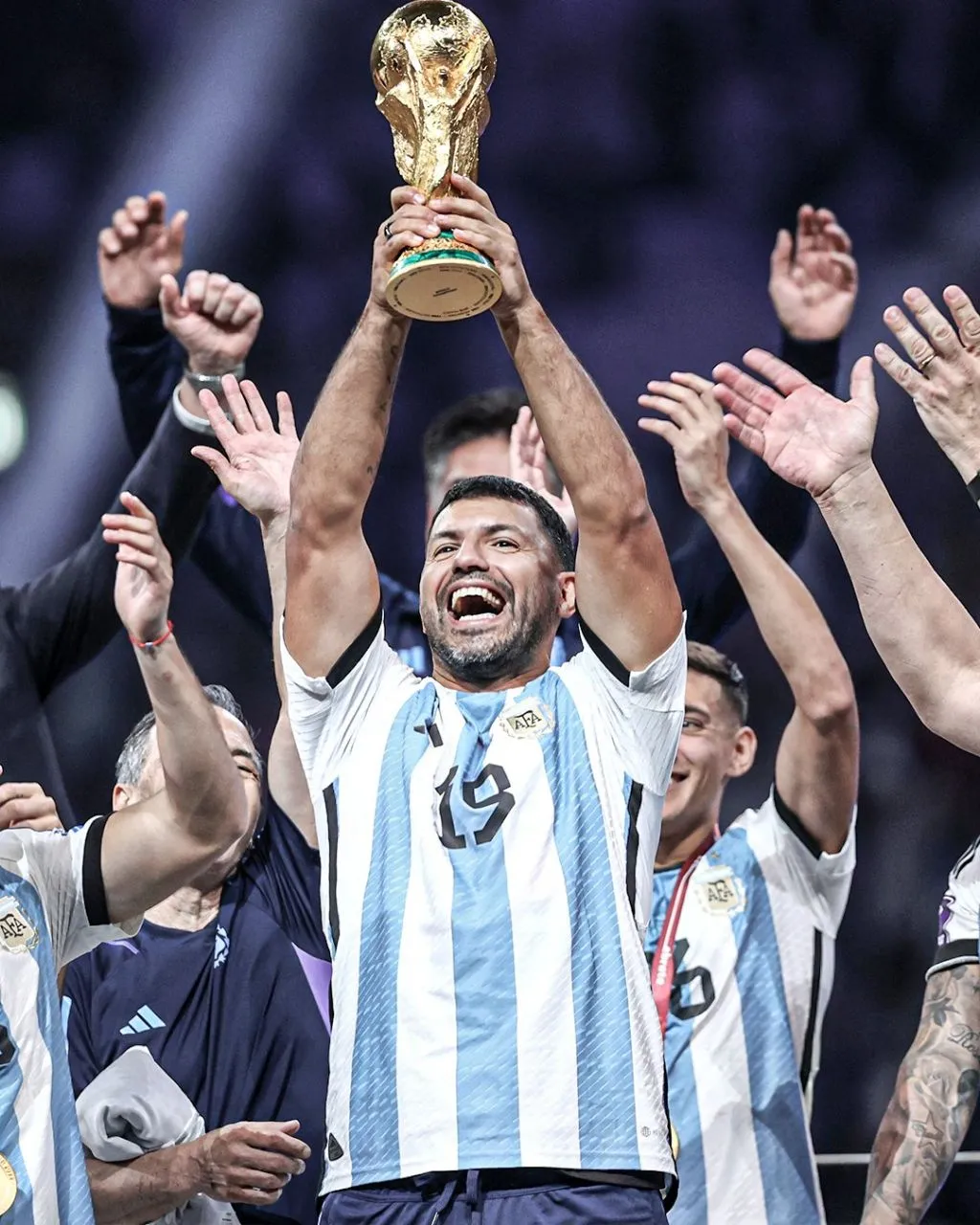 Tak Ikut Main, Aguero Ikut Angkat Piala Dunia 2022